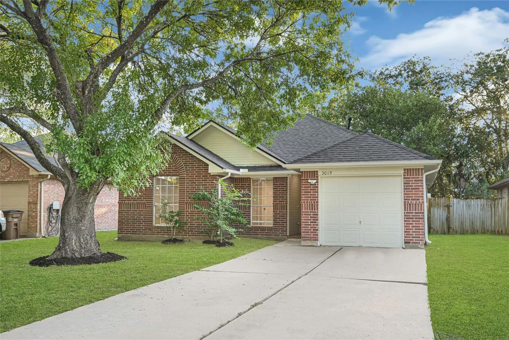 3019 Overland Trail, Dickinson