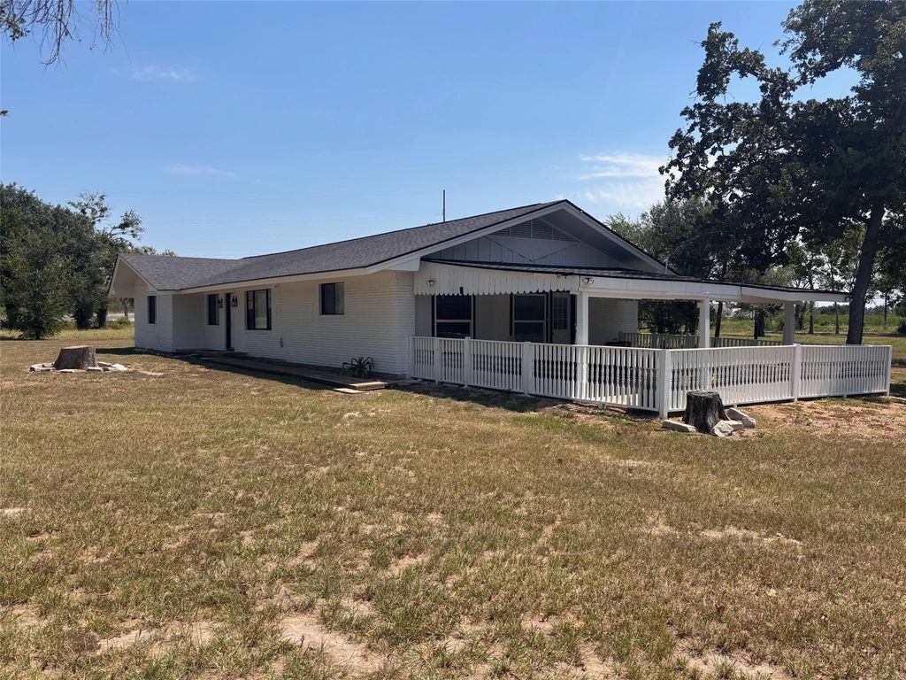 141 N Fm 2429, Bellville