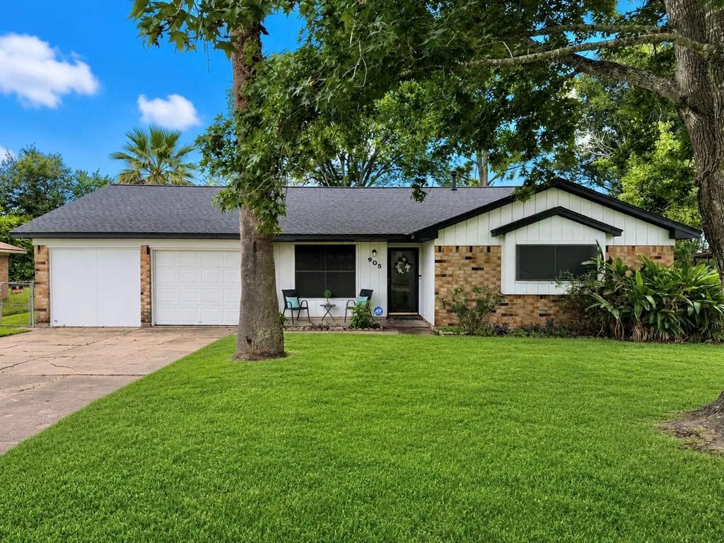 905 Southside Drive, Angleton