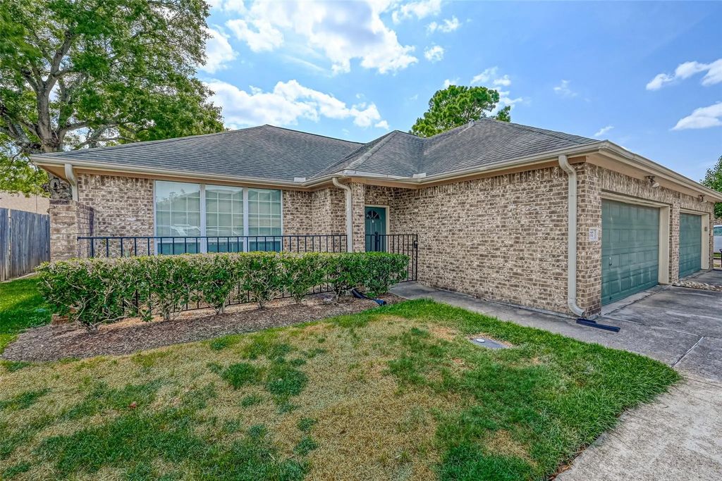 717 Cedarwood, Friendswood