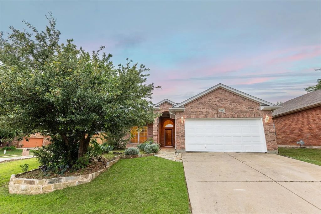 9901 Bend Court, Fort Worth