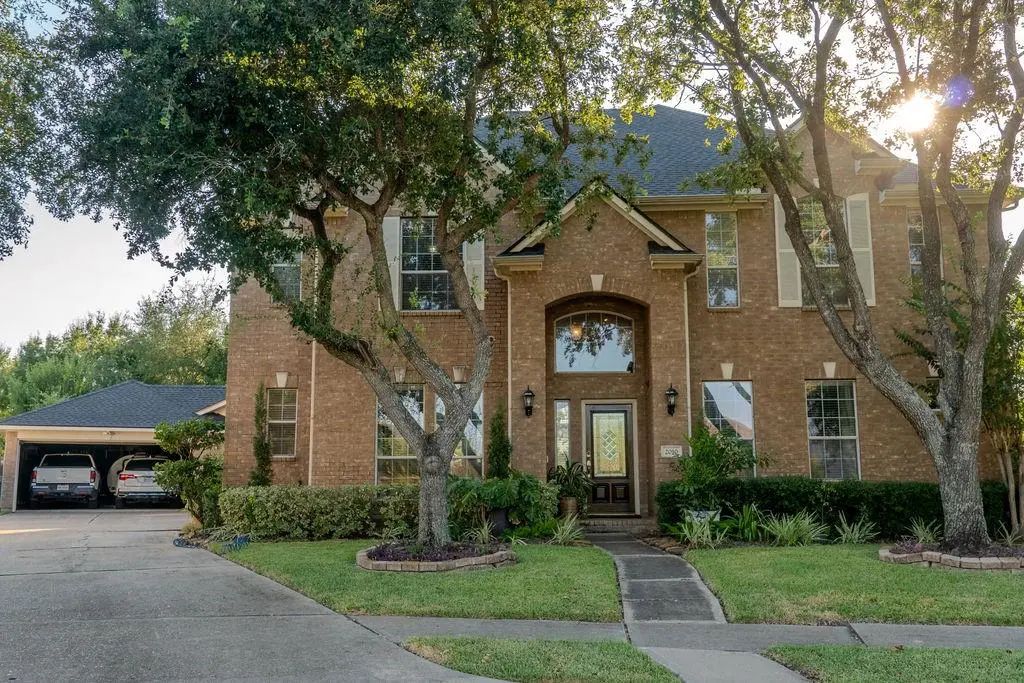2010 Mountain Creek Street E, Pearland