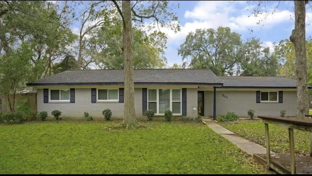 211 Van Winkle Street, Lake Jackson