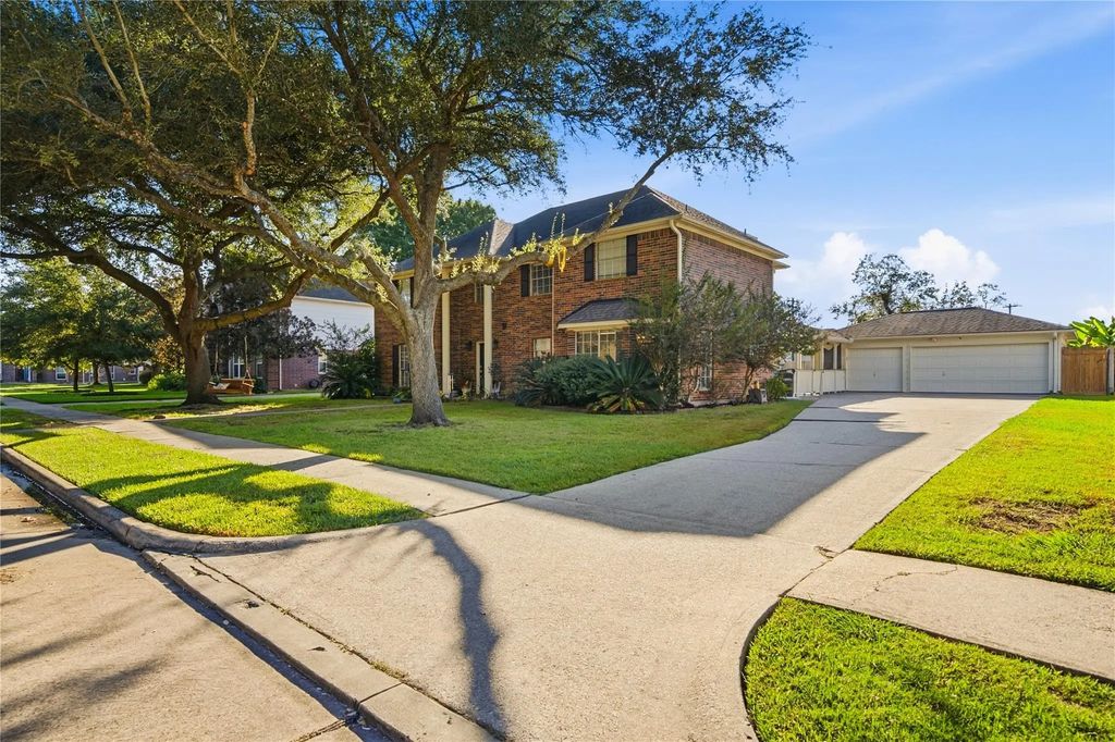 405 Regency Court, Friendswood