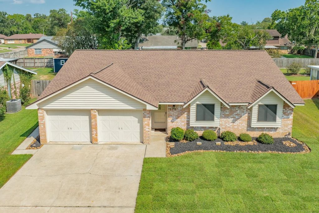 528 Daffodil Street, Lake Jackson