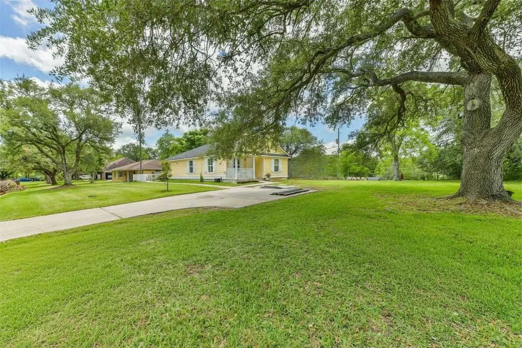 207 Oakridge Drive, Hitchcock