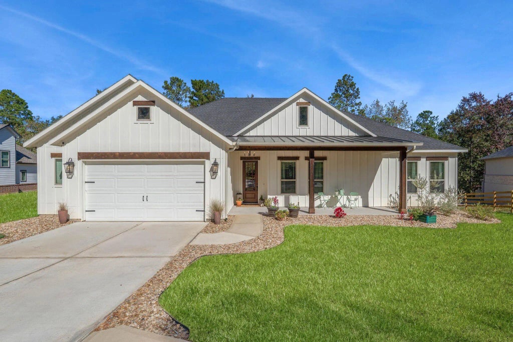 6114 E Bluff Court, Magnolia