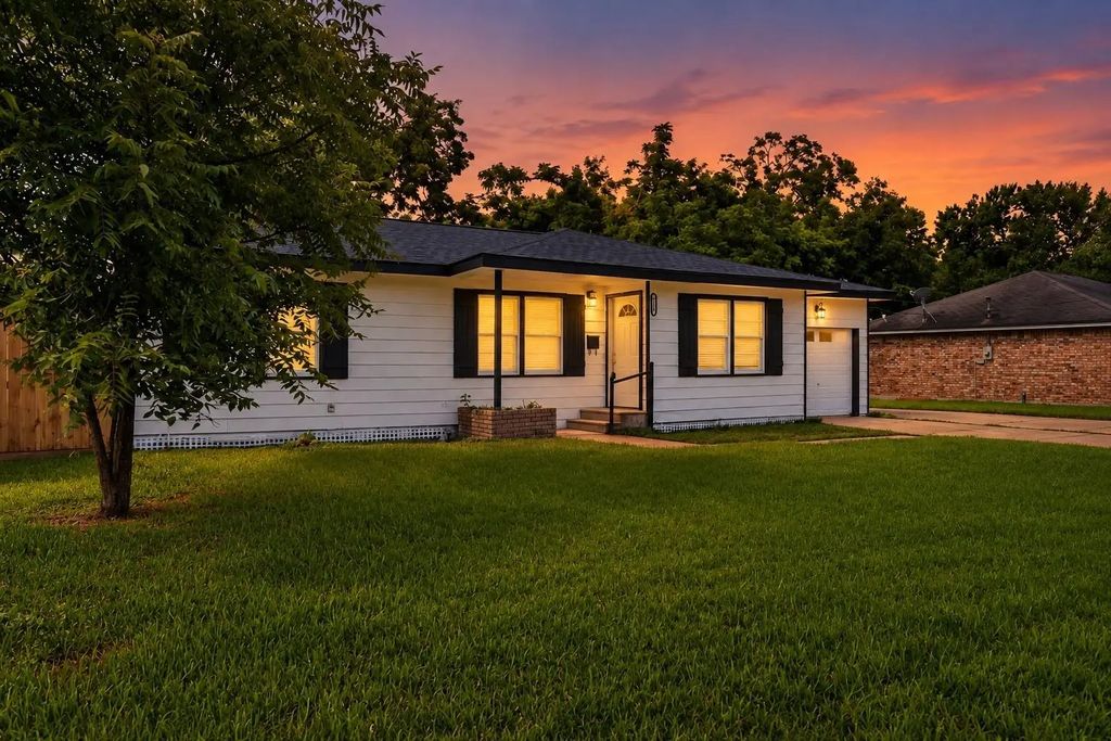 310 Nasturtium Street, Lake Jackson
