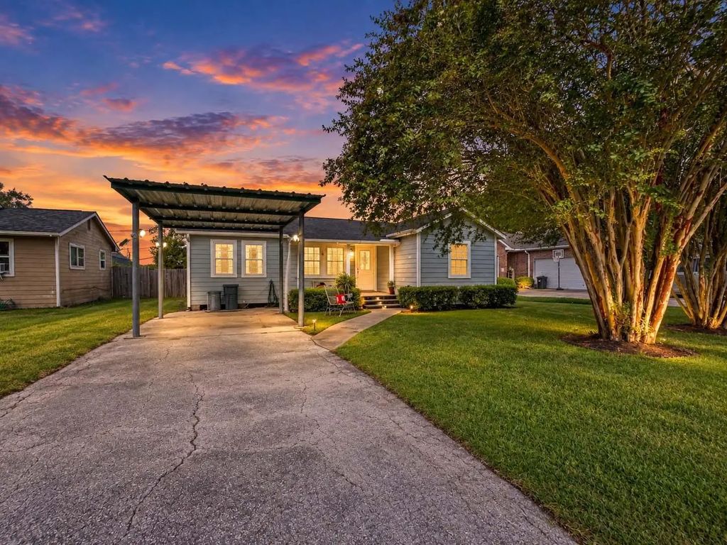 828 Robinson Road, La Porte
