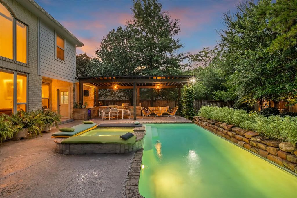 2 Glistening Pond Place, The Woodlands
