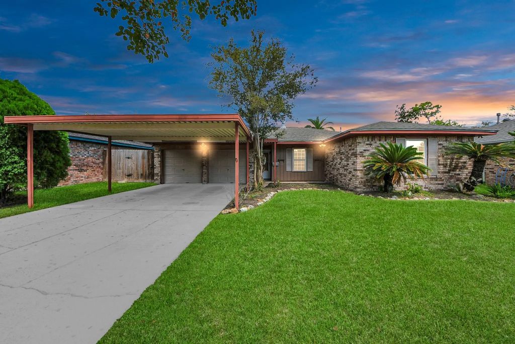 1110 E Brown Lane, Deer Park