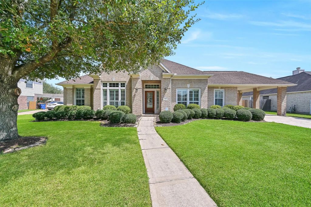 1813 Sandy Lake Drive, Friendswood