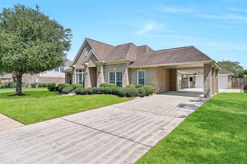 1813 Sandy Lake Drive, Friendswood