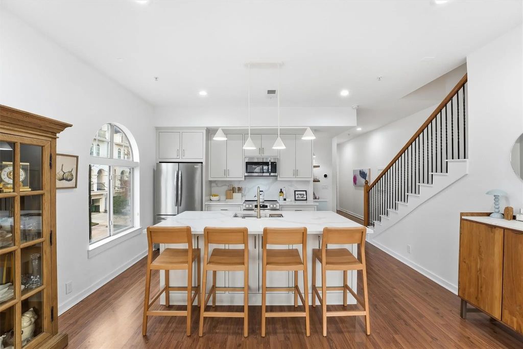 806 Jackson Hill Street 201, Houston