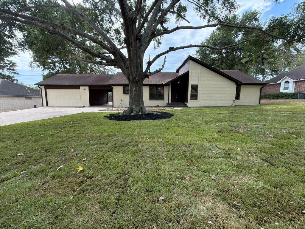63 April Wind Drive S, Conroe