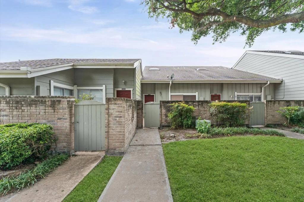 13014 Greenway Chase Court 3014, Houston