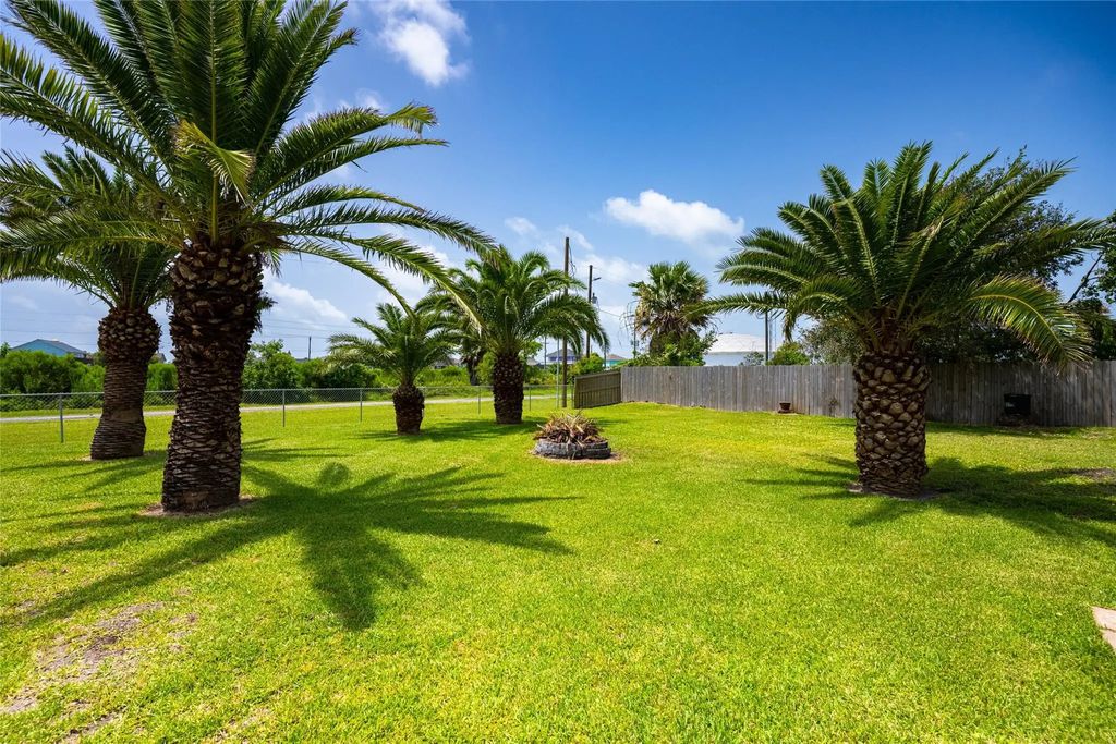 1051 Pompano Drive, Crystal Beach