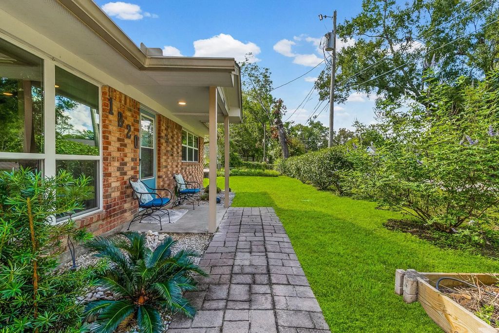1220 Bluebird Avenue, Livingston
