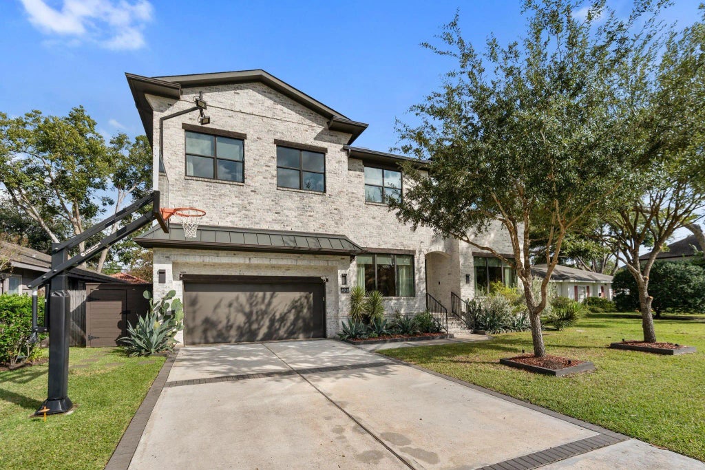 4918 Maple Street, Bellaire