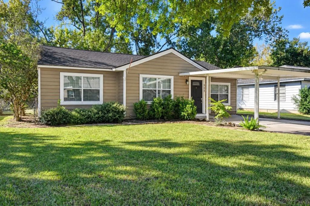 908 Robinhood Lane, Angleton