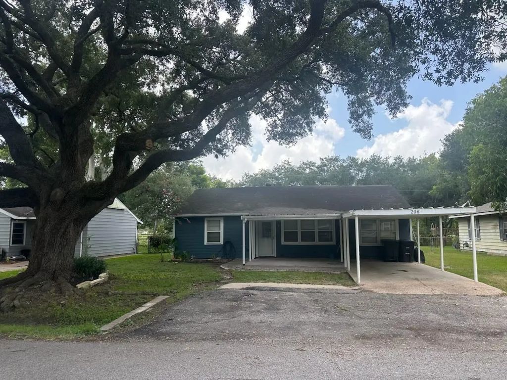 206 Mclemore Drive, Alvin