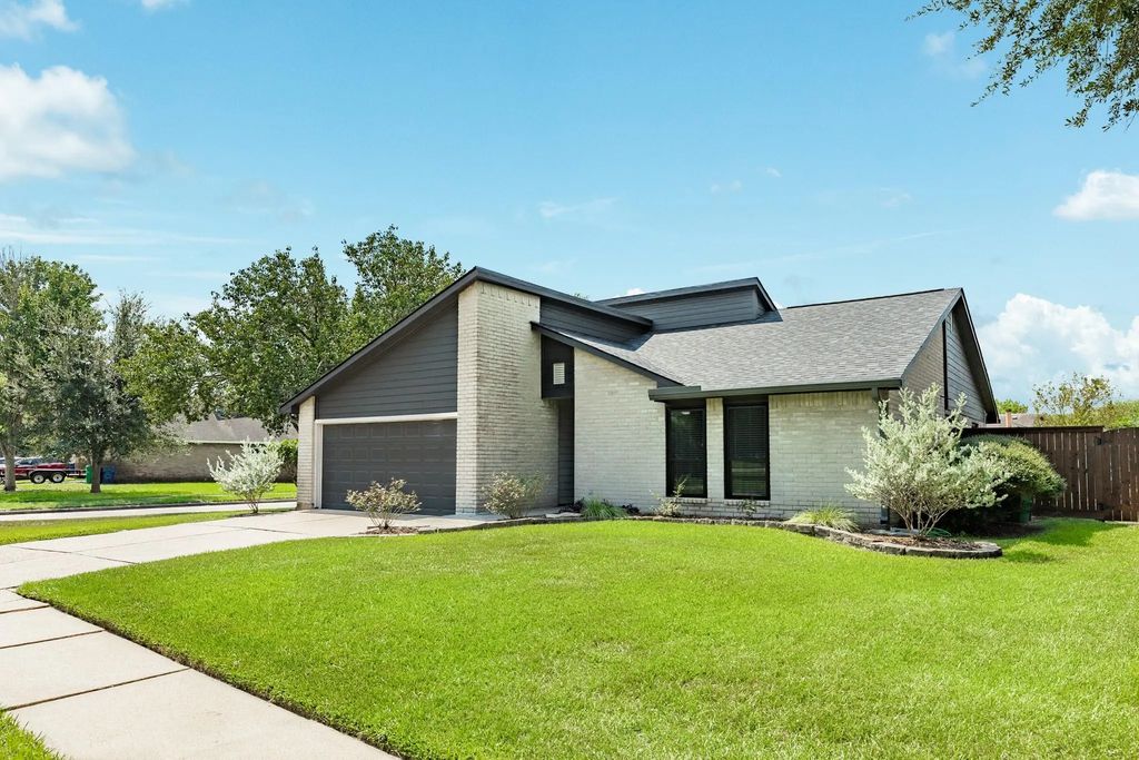 9 Sarita Court, Angleton