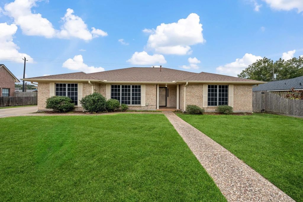 8022 Bayside Boulevard, Beach City
