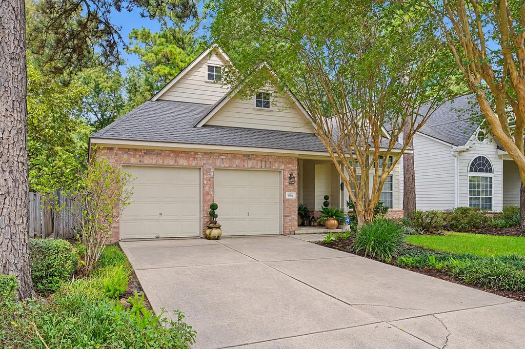 85 E Lakeridge Drive, The Woodlands