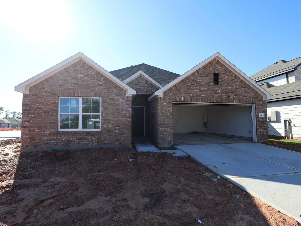 982 Garden Path Drive, Willis