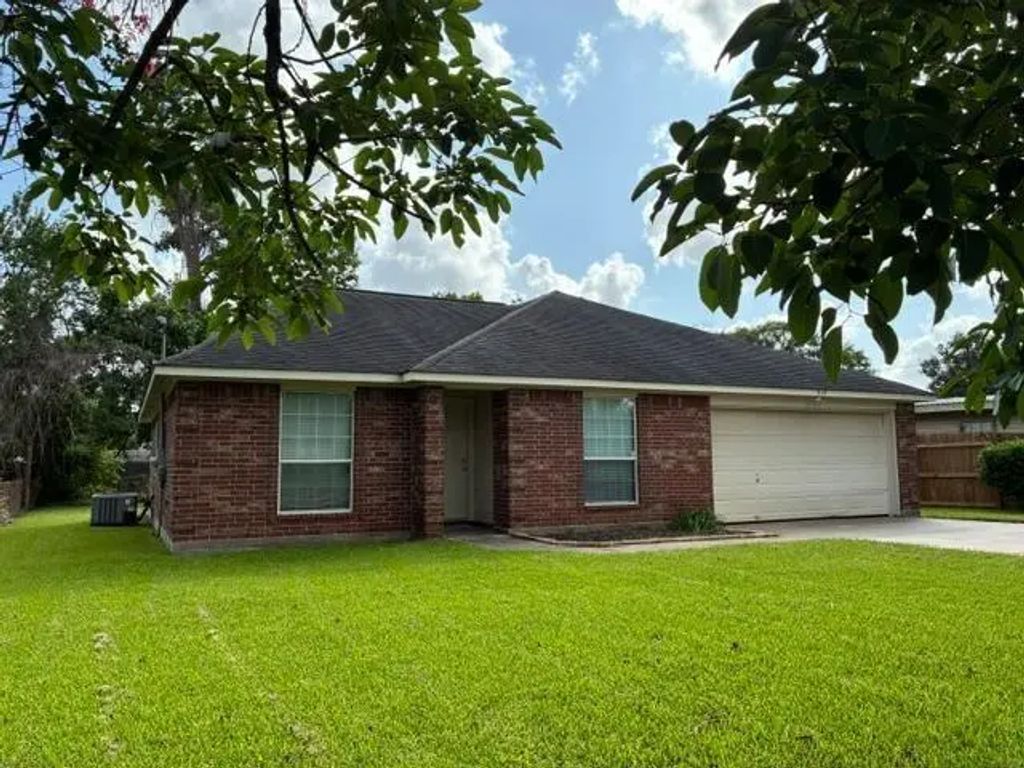 910 Old Angleton Road, Clute