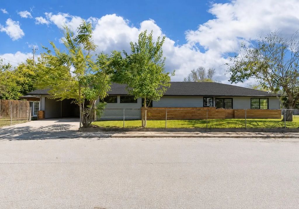 1230 W 4th Street, Freeport