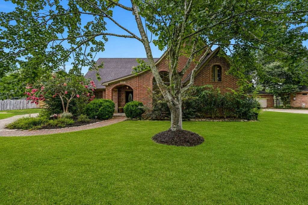 1207 W Edgewood Drive, Friendswood