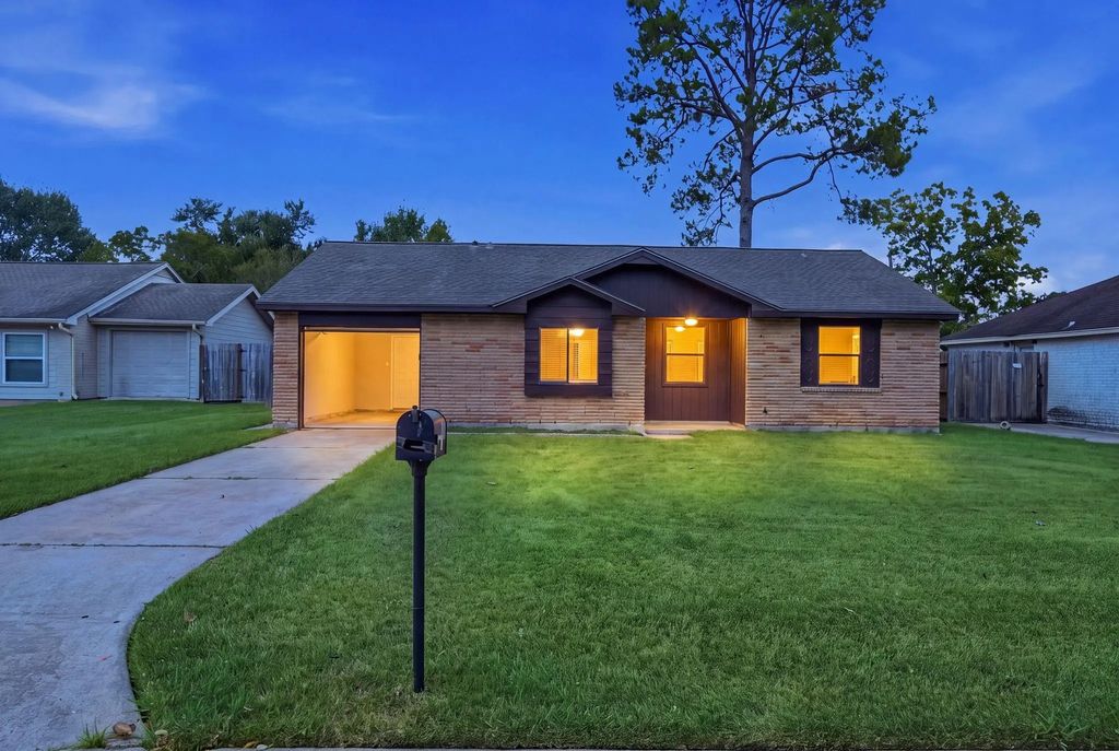 802 E Stadium Court, Friendswood