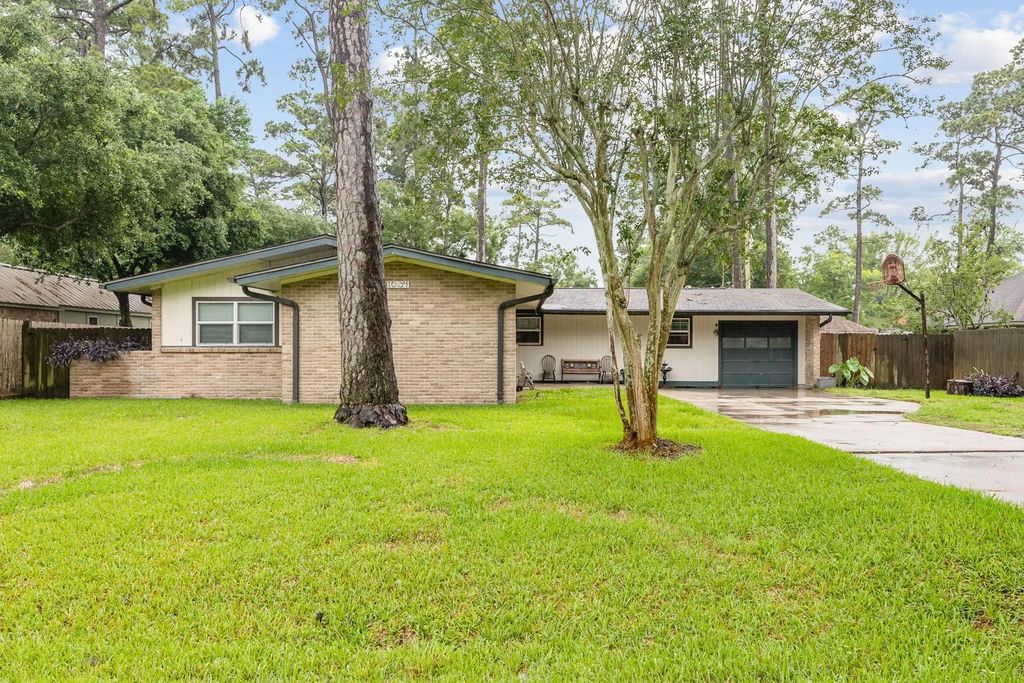 1034 Royal Oak Drive, Dickinson