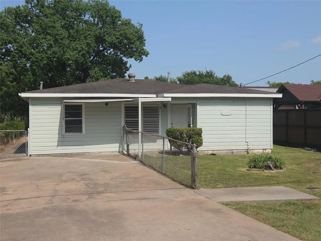 122 S Willow Street, Texas City