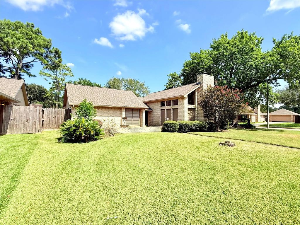 2702 S Pine Hill Drive, Pearland