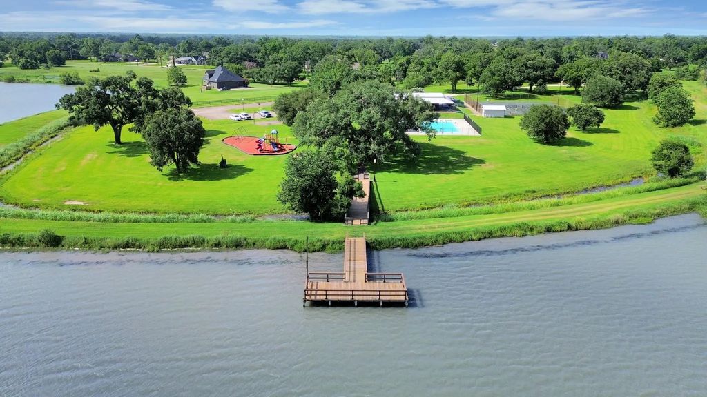 406 Rancho Chico Trail, Angleton