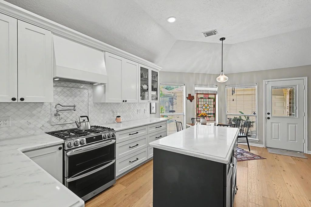 933 Mystic Village Lane, Seabrook