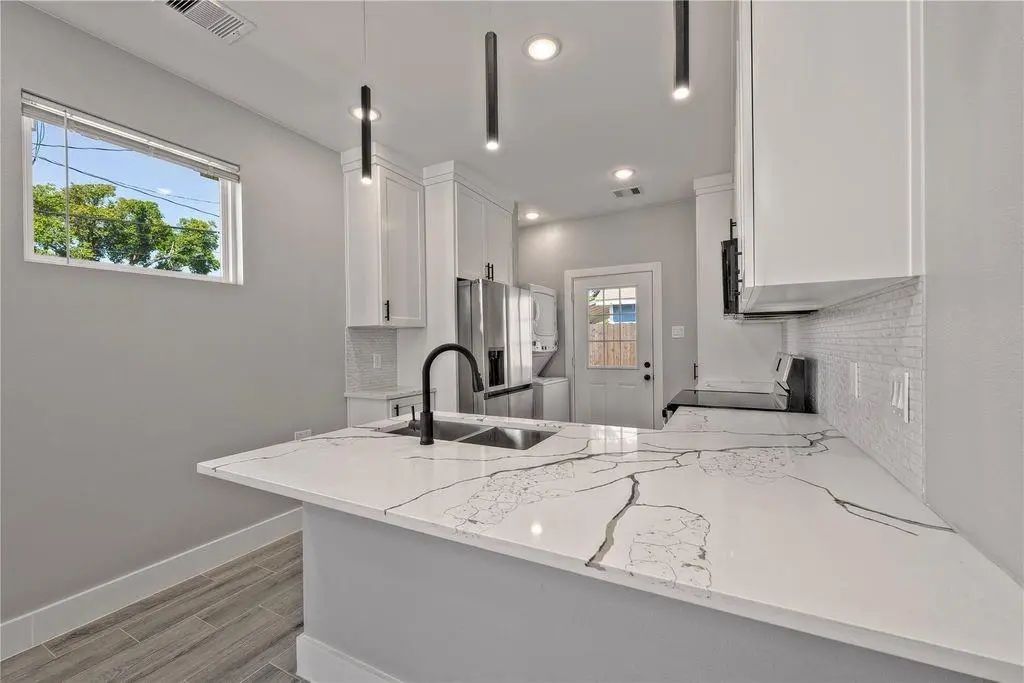 9301 E Avenue L B, Houston