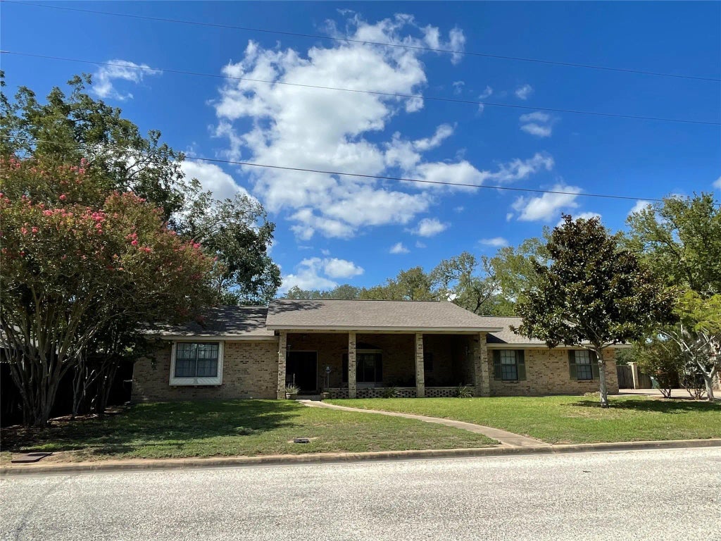 512 Devall Street, Hallettsville