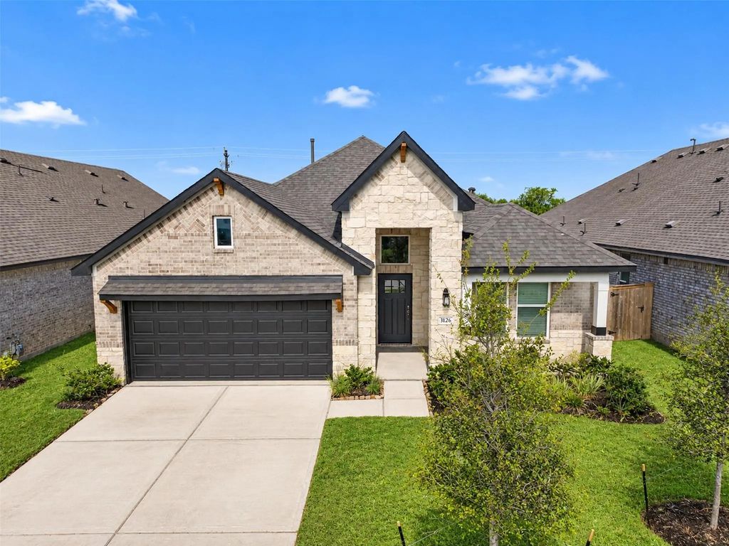 3126 Emerald Hills Drive, Angleton