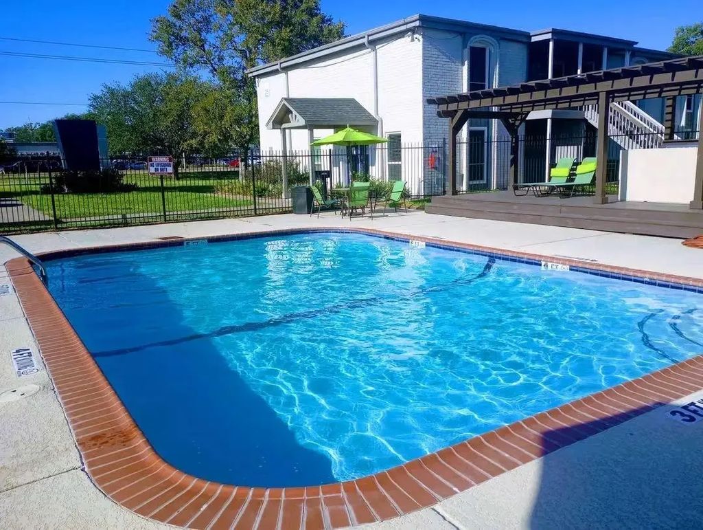 132 Oyster Creek Drive 18, Lake Jackson