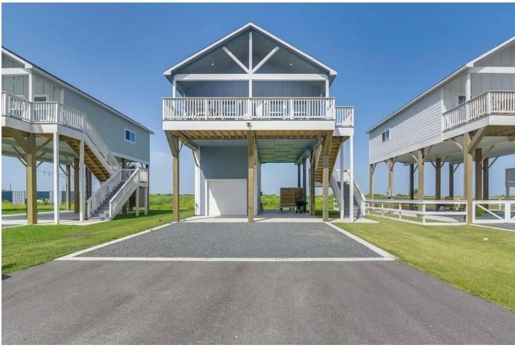 1049 Sunset Circle W, Crystal Beach