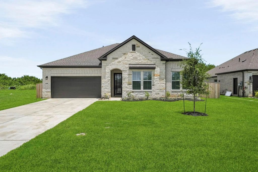 1568 Elm Court, Angleton