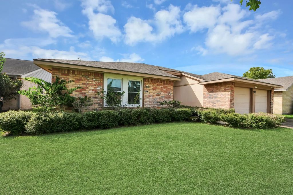 2519 Colonial Ridge Drive, Friendswood