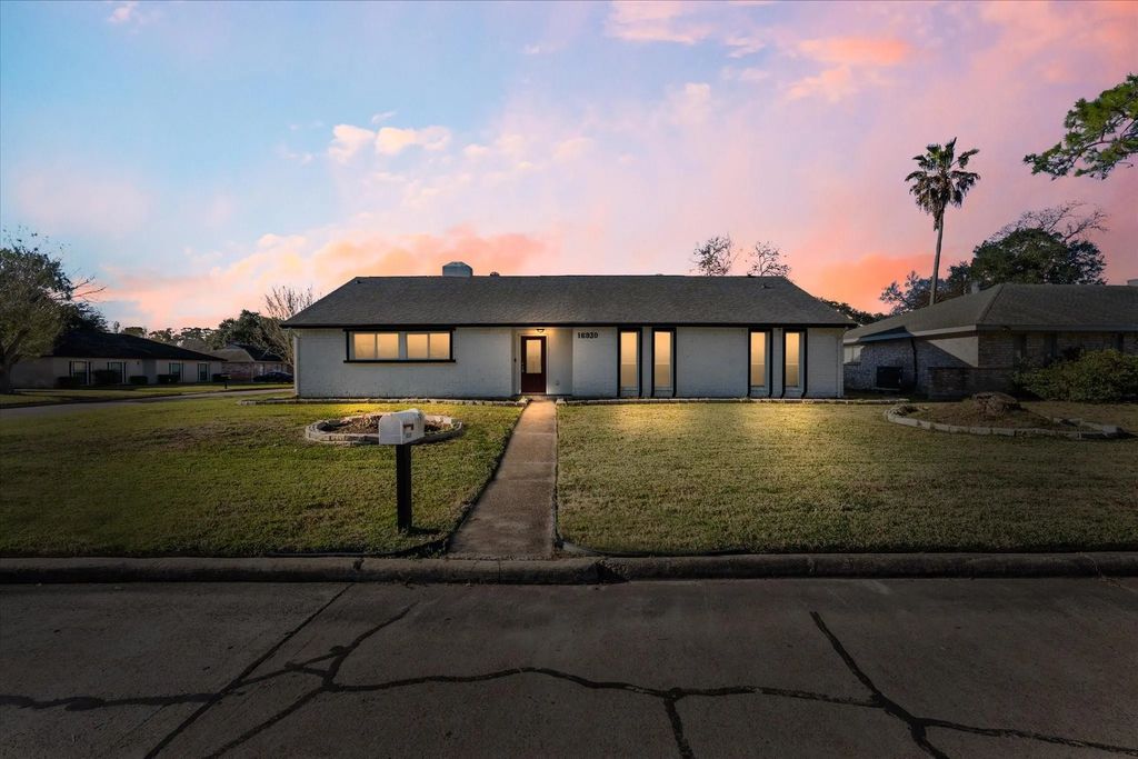 16930 Stardale Lane, Friendswood