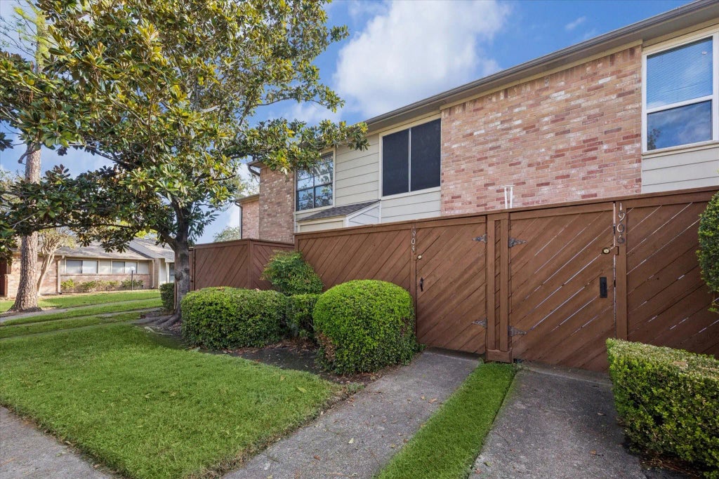 8801 Hammerly Boulevard 1904, Houston