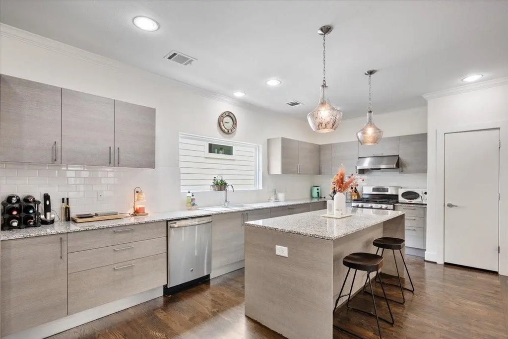 1333 W 22nd Street F, Houston