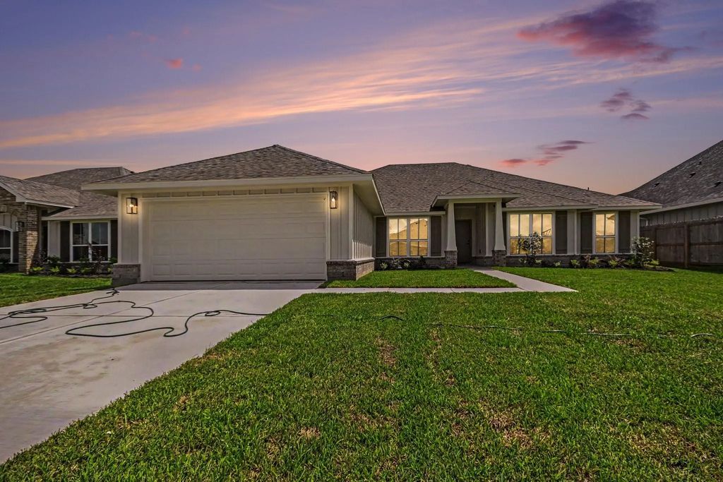 724 Greystone Lane, Angleton