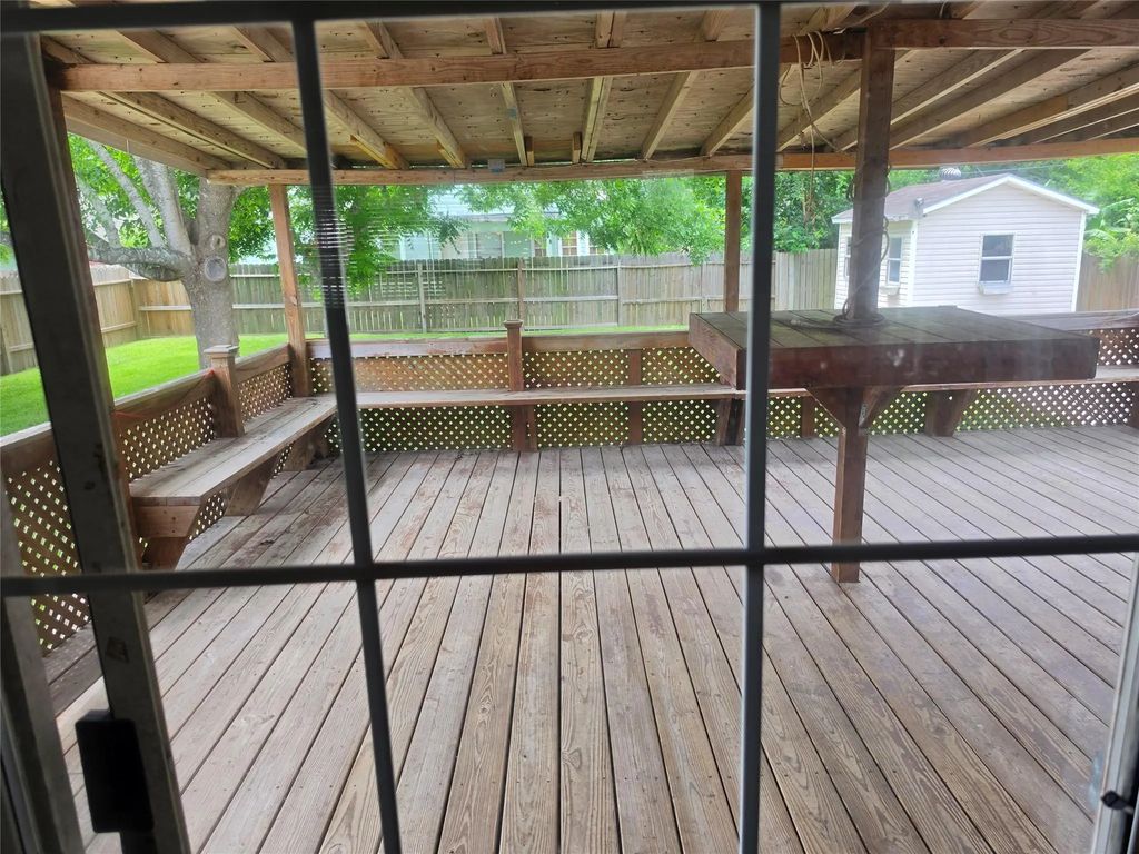 19168 County Road 669e, Alvin